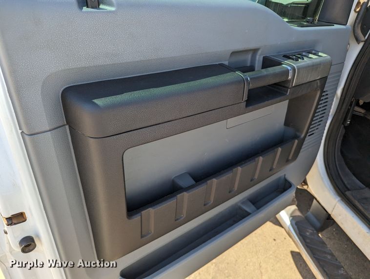 image for item MN9931 2016 Ford F250 Super Duty  Crew Cab pickup truck