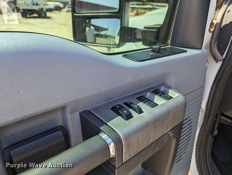 image for item MN9931 2016 Ford F250 Super Duty  Crew Cab pickup truck