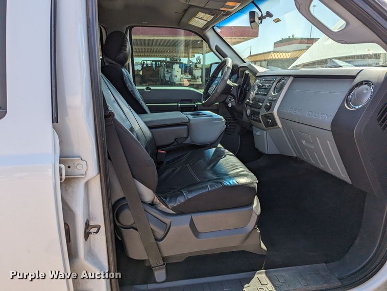 image for item MN9931 2016 Ford F250 Super Duty  Crew Cab pickup truck