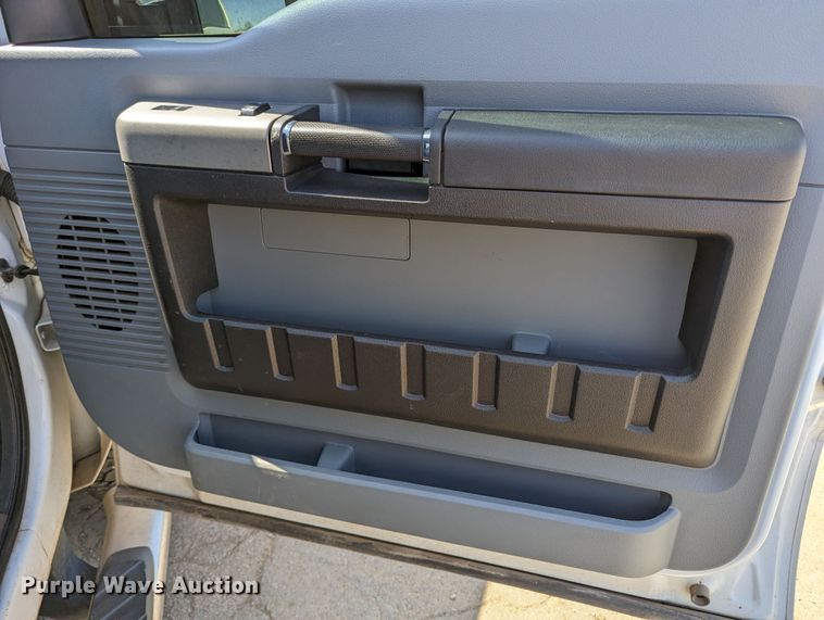 image for item MN9931 2016 Ford F250 Super Duty  Crew Cab pickup truck