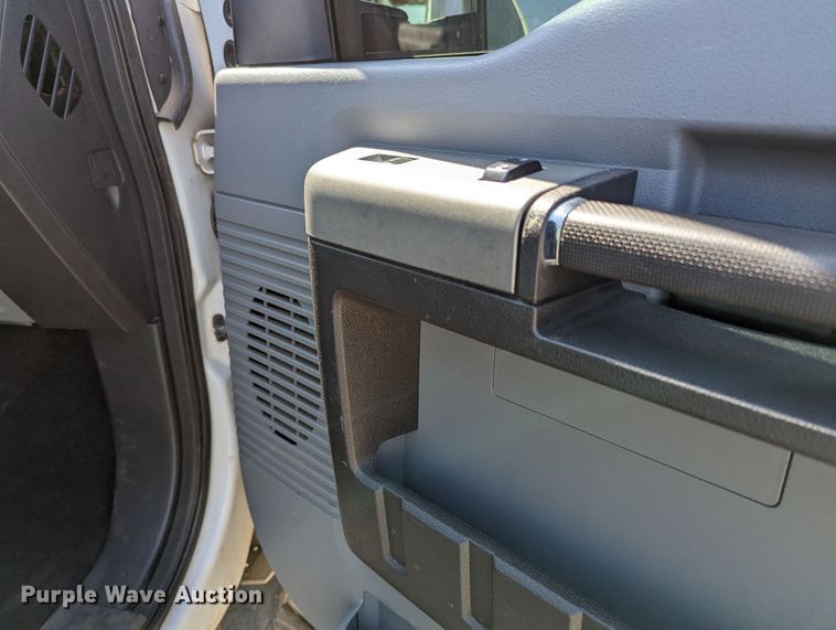 image for item MN9931 2016 Ford F250 Super Duty  Crew Cab pickup truck