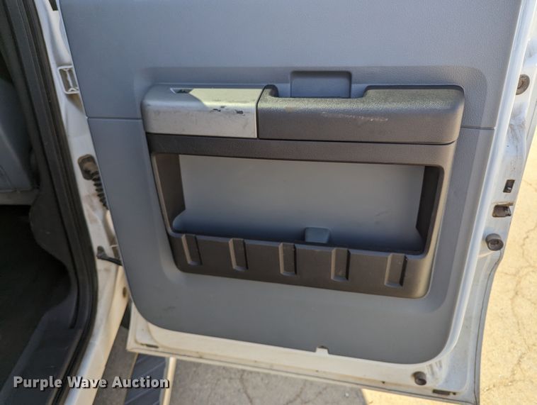 image for item MN9931 2016 Ford F250 Super Duty  Crew Cab pickup truck