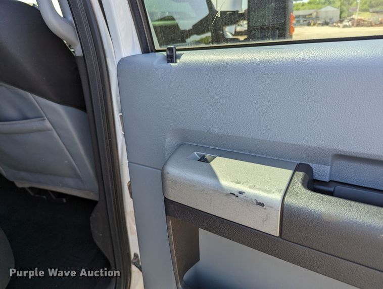 image for item MN9931 2016 Ford F250 Super Duty  Crew Cab pickup truck