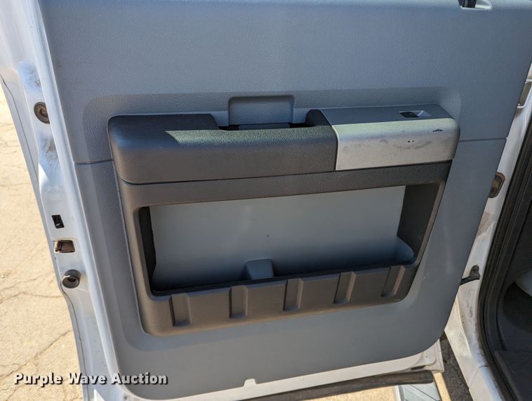 image for item MN9931 2016 Ford F250 Super Duty  Crew Cab pickup truck