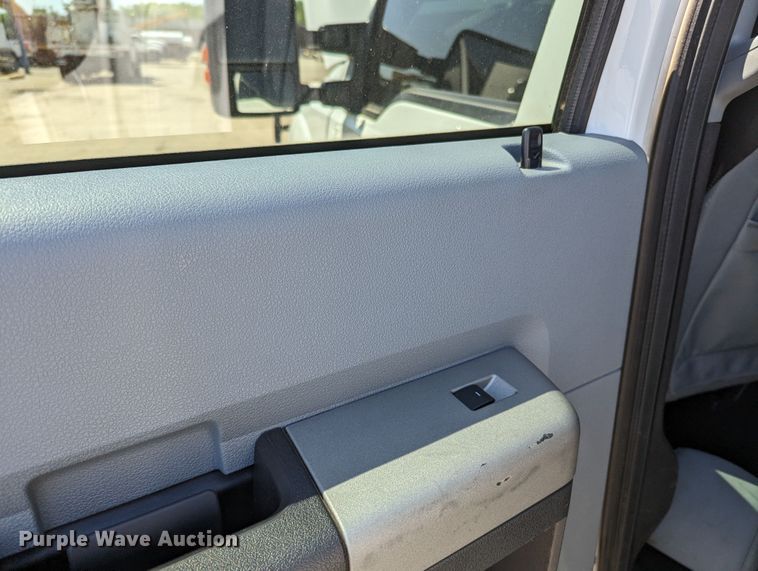 image for item MN9931 2016 Ford F250 Super Duty  Crew Cab pickup truck