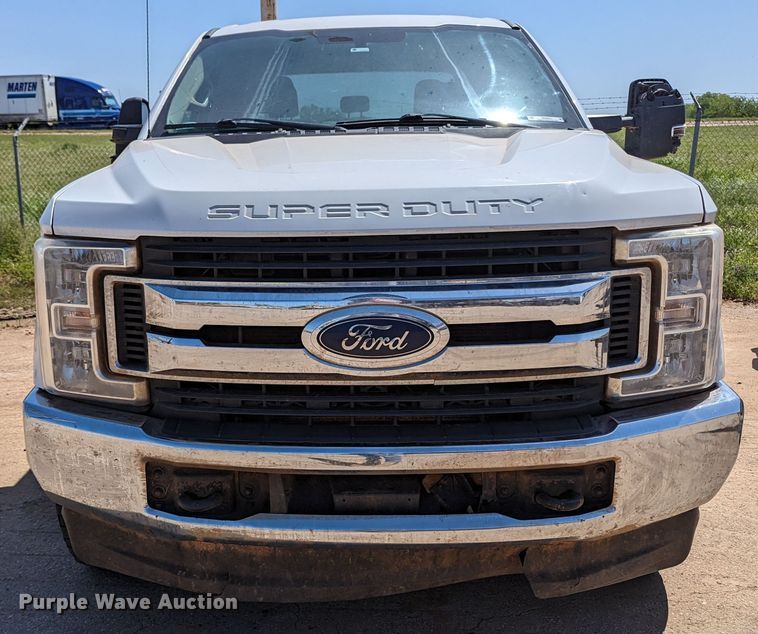 image for item MN9932 2017 Ford F250 Super Duty  Crew Cab pickup truck