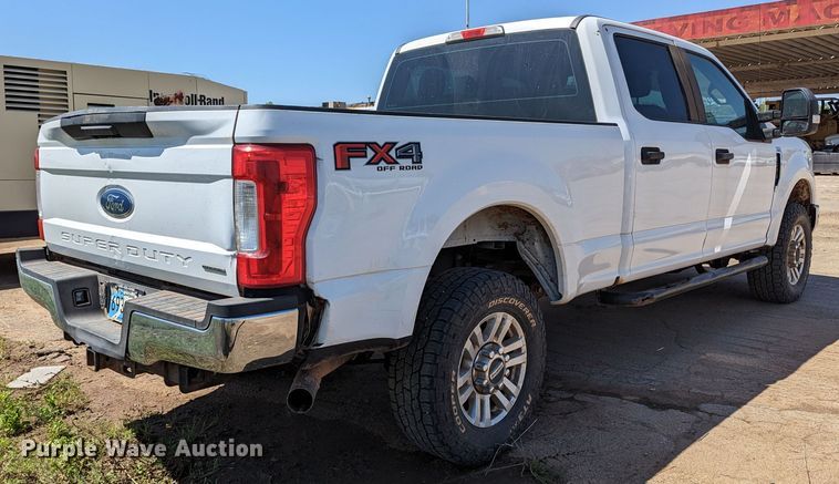 image for item MN9932 2017 Ford F250 Super Duty  Crew Cab pickup truck