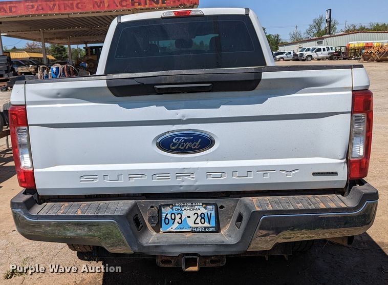 image for item MN9932 2017 Ford F250 Super Duty  Crew Cab pickup truck