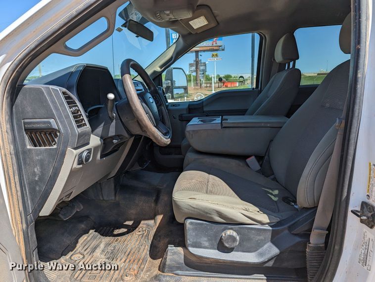 image for item MN9932 2017 Ford F250 Super Duty  Crew Cab pickup truck