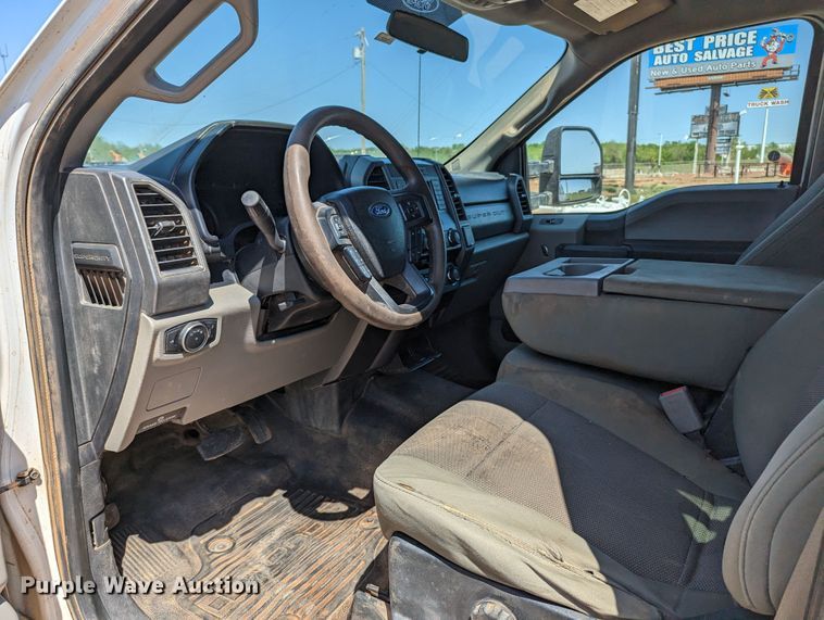 image for item MN9932 2017 Ford F250 Super Duty  Crew Cab pickup truck