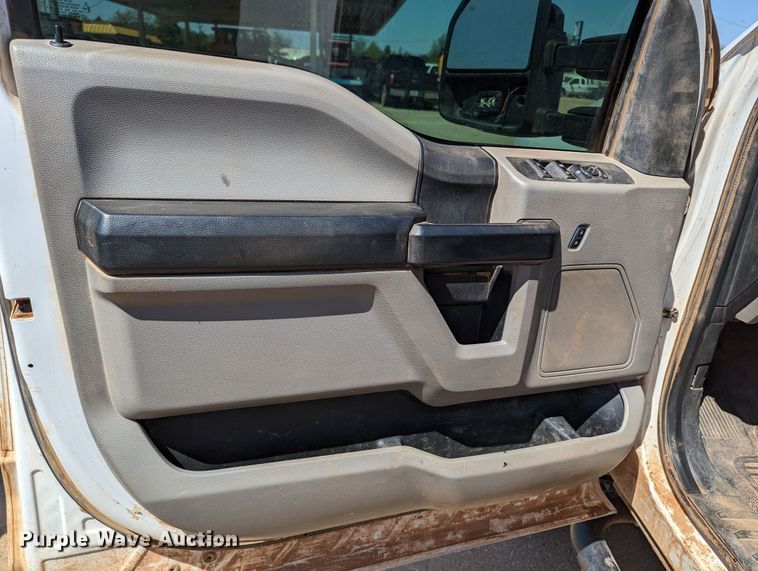 image for item MN9932 2017 Ford F250 Super Duty  Crew Cab pickup truck