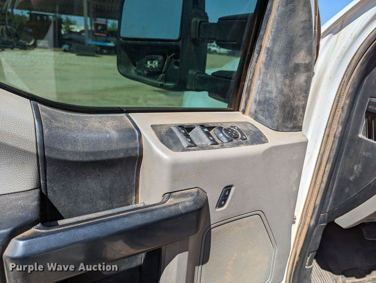 image for item MN9932 2017 Ford F250 Super Duty  Crew Cab pickup truck