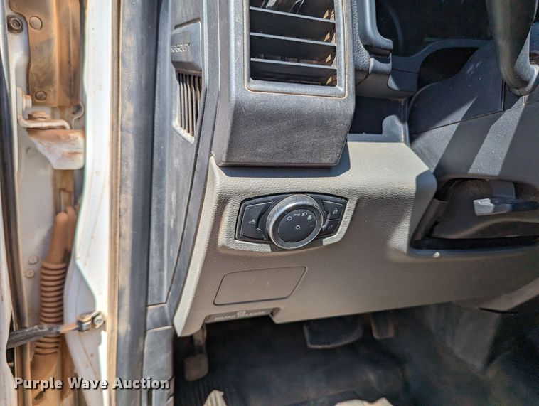 image for item MN9932 2017 Ford F250 Super Duty  Crew Cab pickup truck