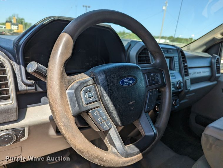 image for item MN9932 2017 Ford F250 Super Duty  Crew Cab pickup truck