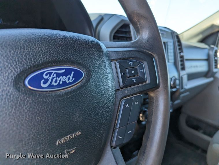 image for item MN9932 2017 Ford F250 Super Duty  Crew Cab pickup truck