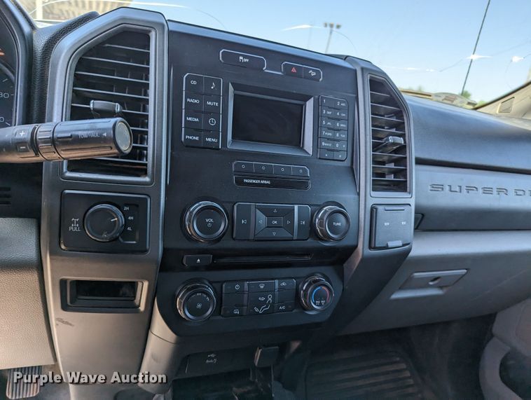 image for item MN9932 2017 Ford F250 Super Duty  Crew Cab pickup truck