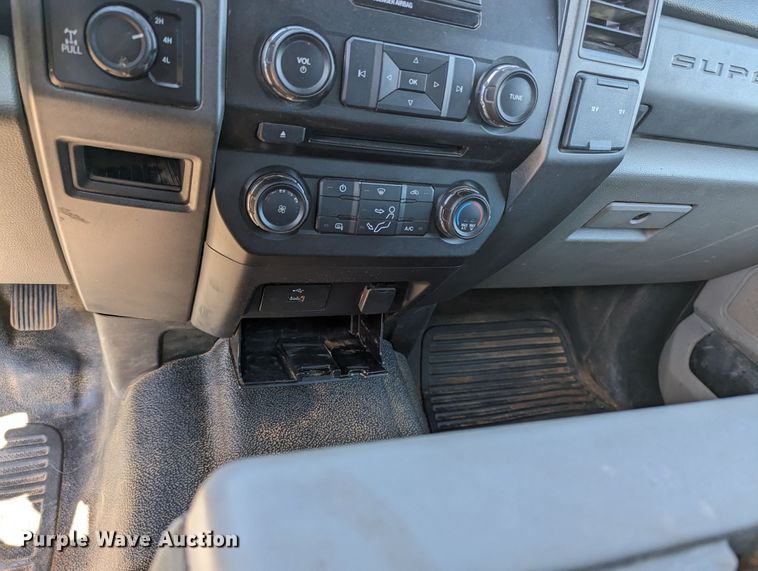 image for item MN9932 2017 Ford F250 Super Duty  Crew Cab pickup truck