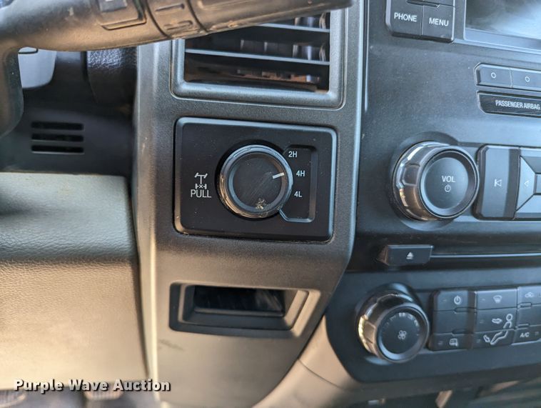 image for item MN9932 2017 Ford F250 Super Duty  Crew Cab pickup truck