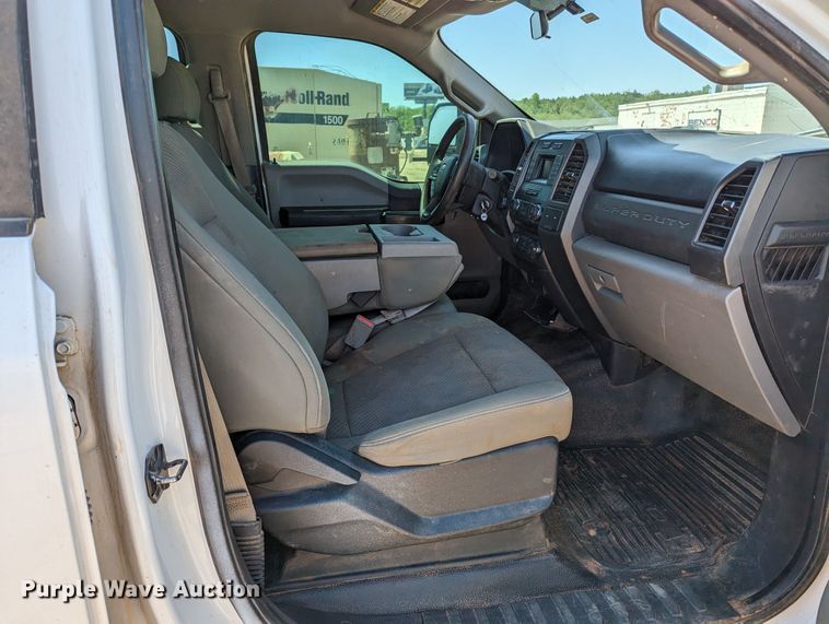 image for item MN9932 2017 Ford F250 Super Duty  Crew Cab pickup truck