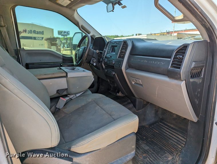 image for item MN9932 2017 Ford F250 Super Duty  Crew Cab pickup truck