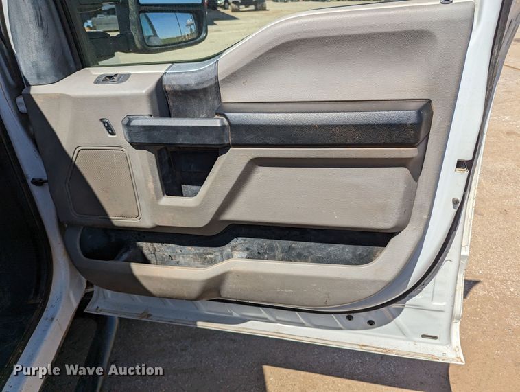 image for item MN9932 2017 Ford F250 Super Duty  Crew Cab pickup truck