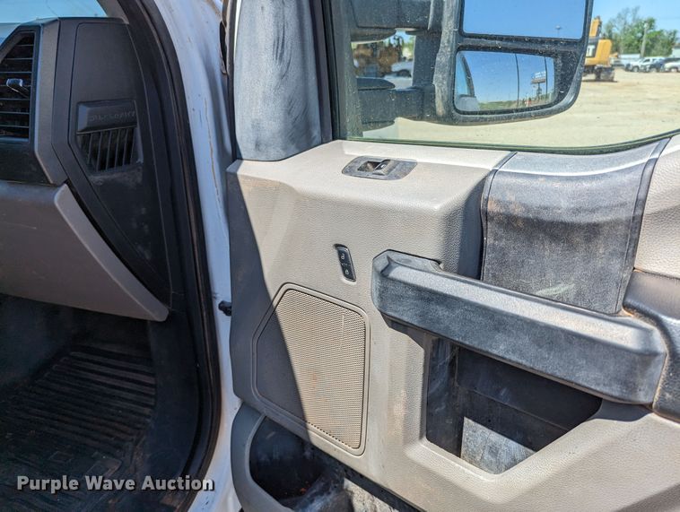 image for item MN9932 2017 Ford F250 Super Duty  Crew Cab pickup truck