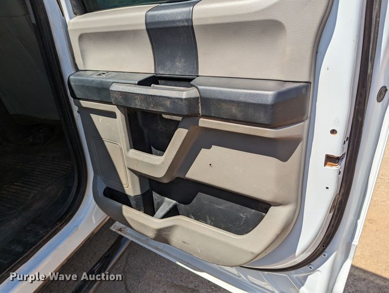 image for item MN9932 2017 Ford F250 Super Duty  Crew Cab pickup truck