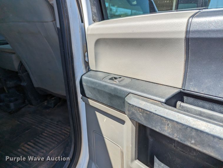 image for item MN9932 2017 Ford F250 Super Duty  Crew Cab pickup truck