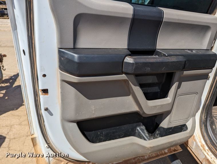 image for item MN9932 2017 Ford F250 Super Duty  Crew Cab pickup truck