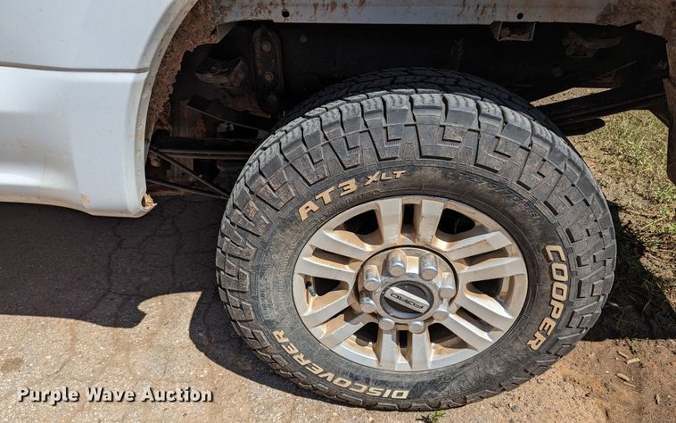 image for item MN9932 2017 Ford F250 Super Duty  Crew Cab pickup truck