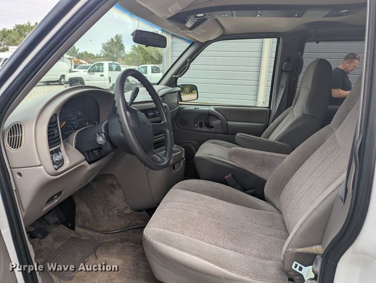 image for item MN9941 2001 GMC Safari  van