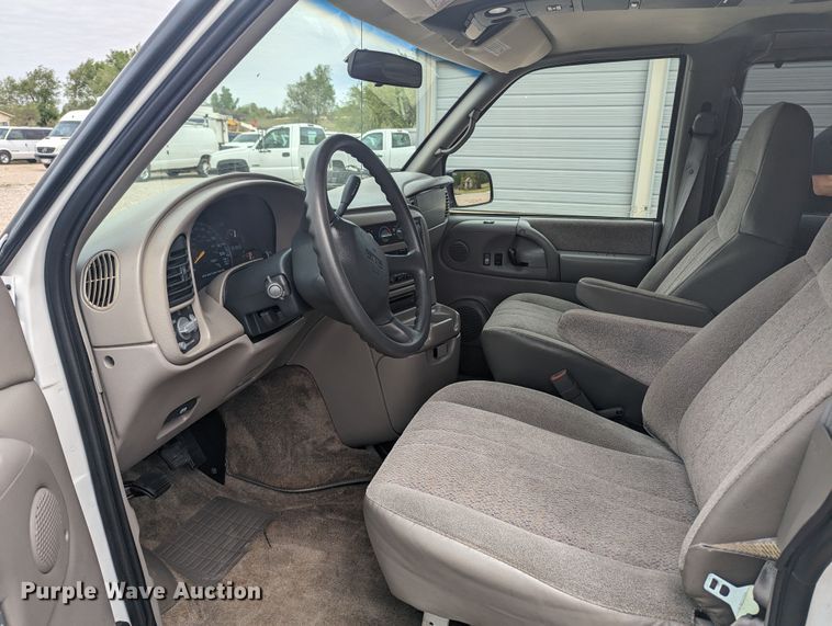 image for item MN9941 2001 GMC Safari  van