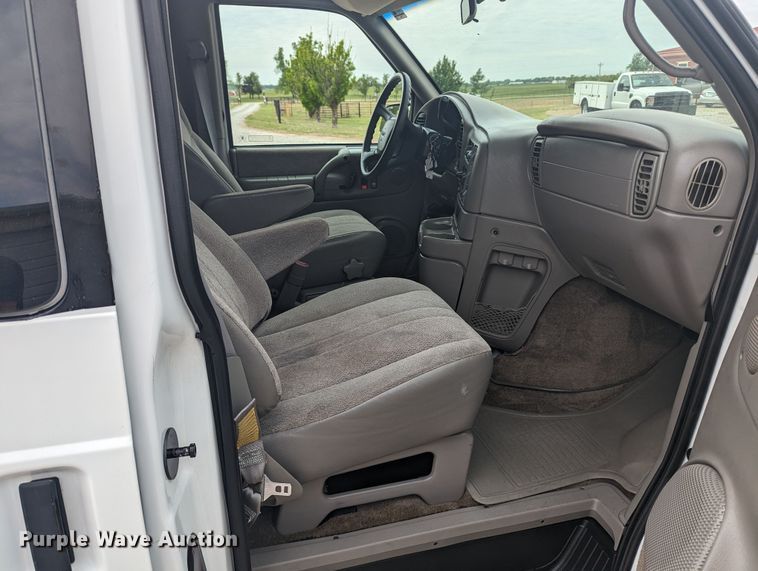 image for item MN9941 2001 GMC Safari  van