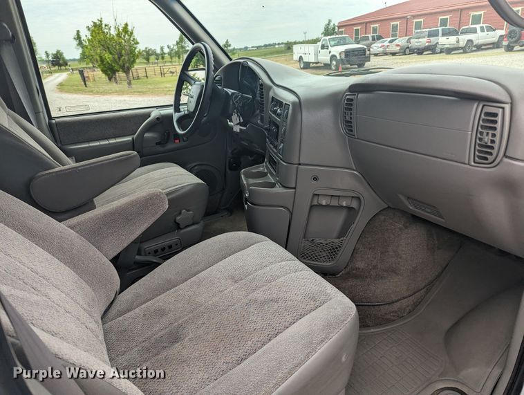 image for item MN9941 2001 GMC Safari  van