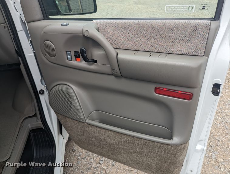 image for item MN9941 2001 GMC Safari  van