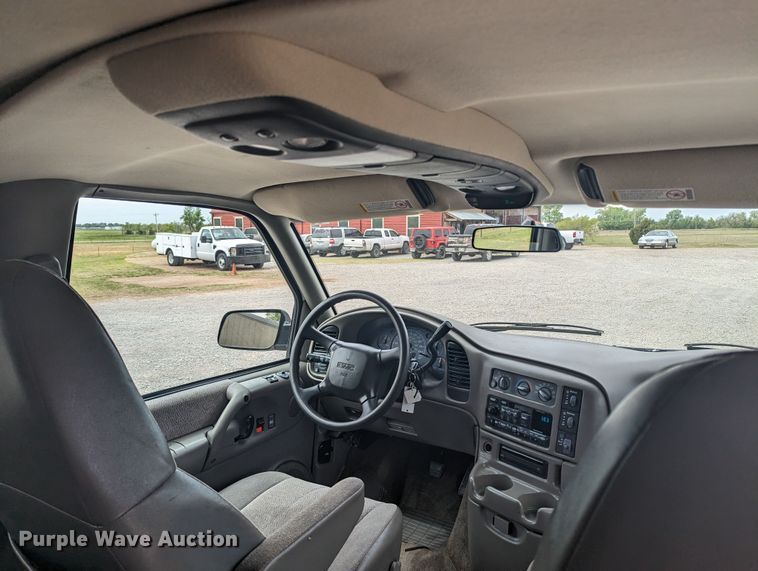 image for item MN9941 2001 GMC Safari  van