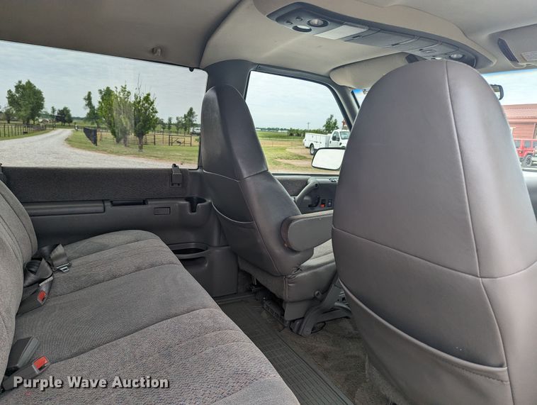 image for item MN9941 2001 GMC Safari  van