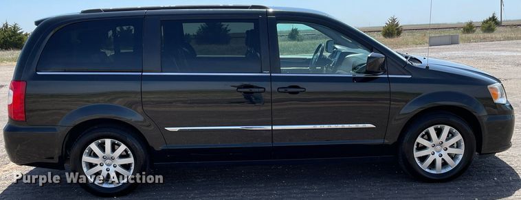 image for item MS9558 2014 Chrysler Town & Country  van