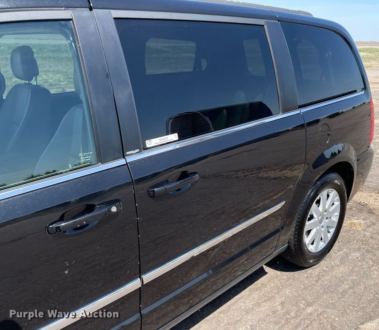 image for item MS9558 2014 Chrysler Town & Country  van