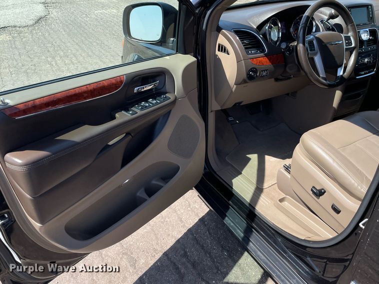 image for item MS9558 2014 Chrysler Town & Country  van