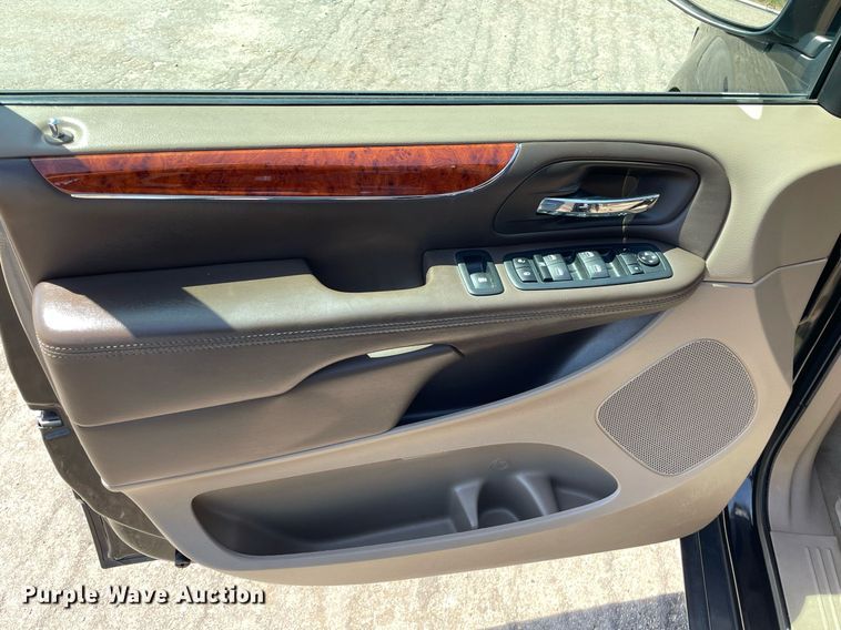 image for item MS9558 2014 Chrysler Town & Country  van