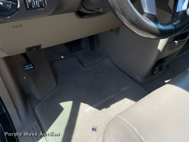 image for item MS9558 2014 Chrysler Town & Country  van