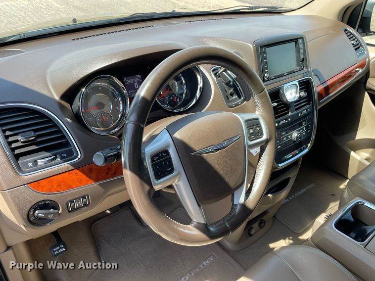 image for item MS9558 2014 Chrysler Town & Country  van