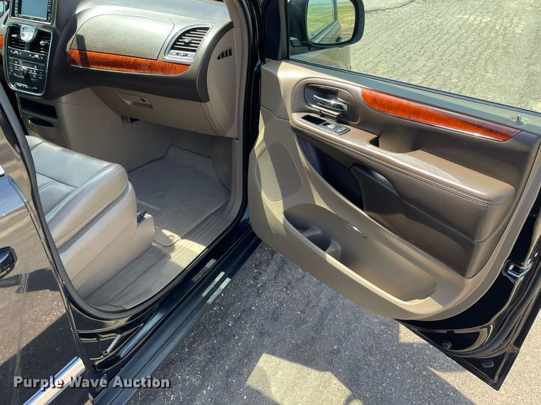 image for item MS9558 2014 Chrysler Town & Country  van