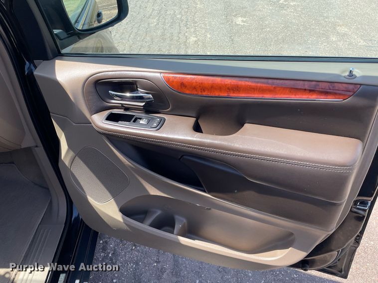 image for item MS9558 2014 Chrysler Town & Country  van