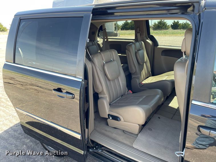 image for item MS9558 2014 Chrysler Town & Country  van