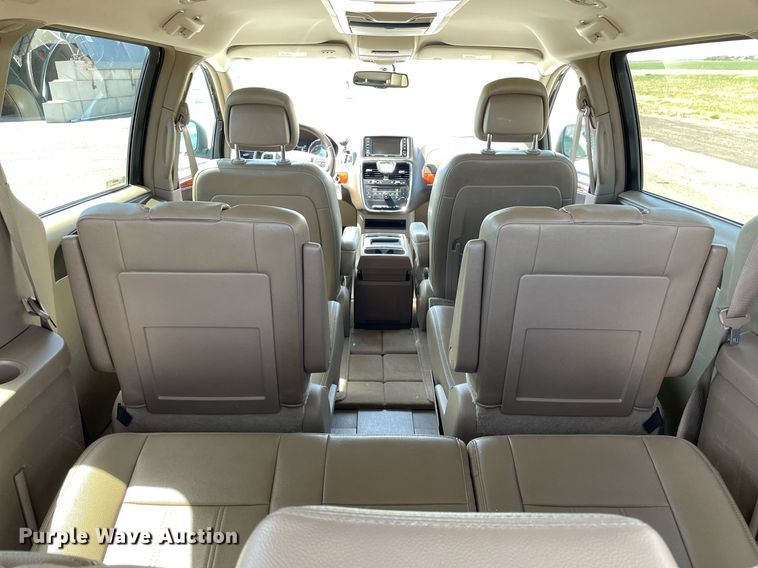 image for item MS9558 2014 Chrysler Town & Country  van