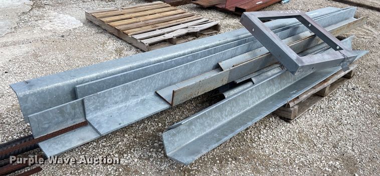 image for item MS9612 Approximately 13 pieces of angle iron