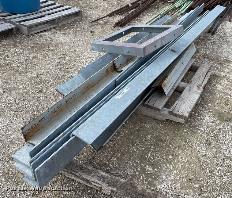 image for item MS9612 Approximately 13 pieces of angle iron