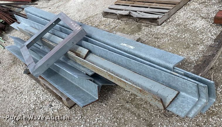 image for item MS9612 Approximately 13 pieces of angle iron